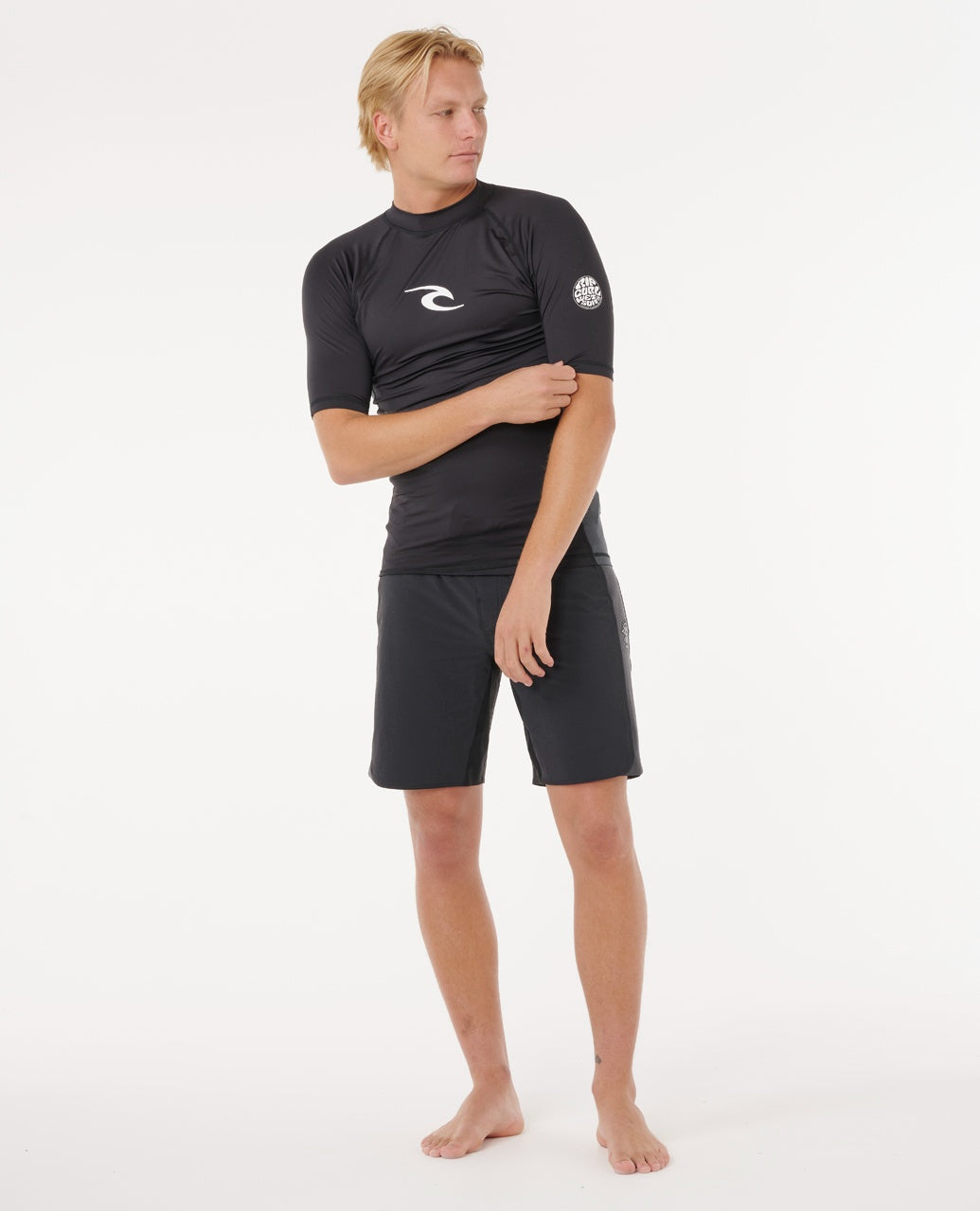 WAVES UPF PERF S/S - black