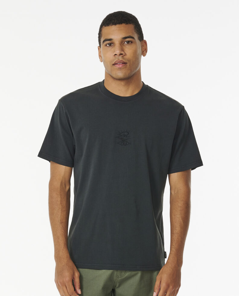 חולצת טי לגברים Searchers Embroidery Tee- Rip Curl חולצת טי לגברים Searchers Embroidery Tee- Rip Curl