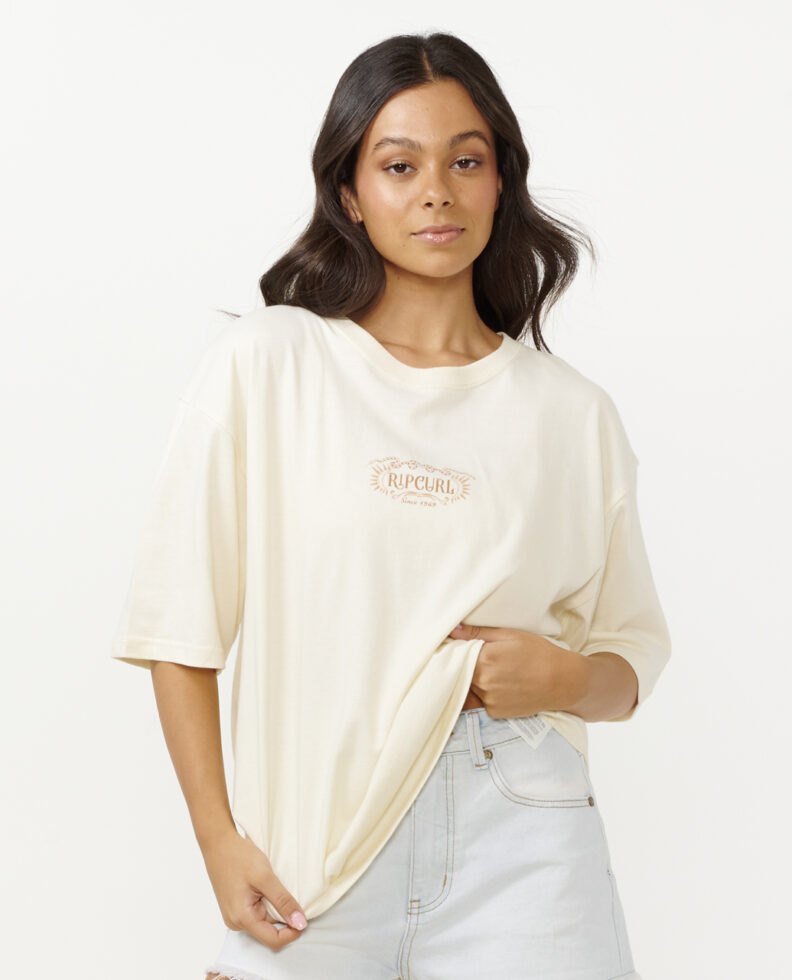 חולצת טי קצרה  Desert Queen Heritage Tee- Rip Curl חולצת טי קצרה  Desert Queen Heritage Tee- Rip Curl