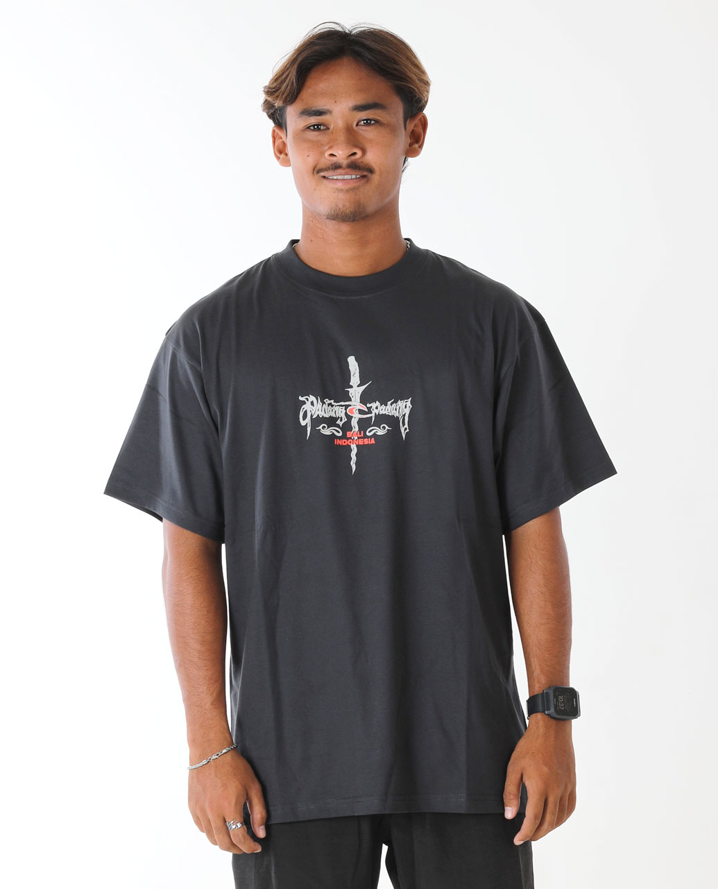 חולצה קצרה Padang Cup 2025 Barong Tee- Rip Curl חולצה קצרה Padang Cup 2025 Barong Tee- Rip Curl